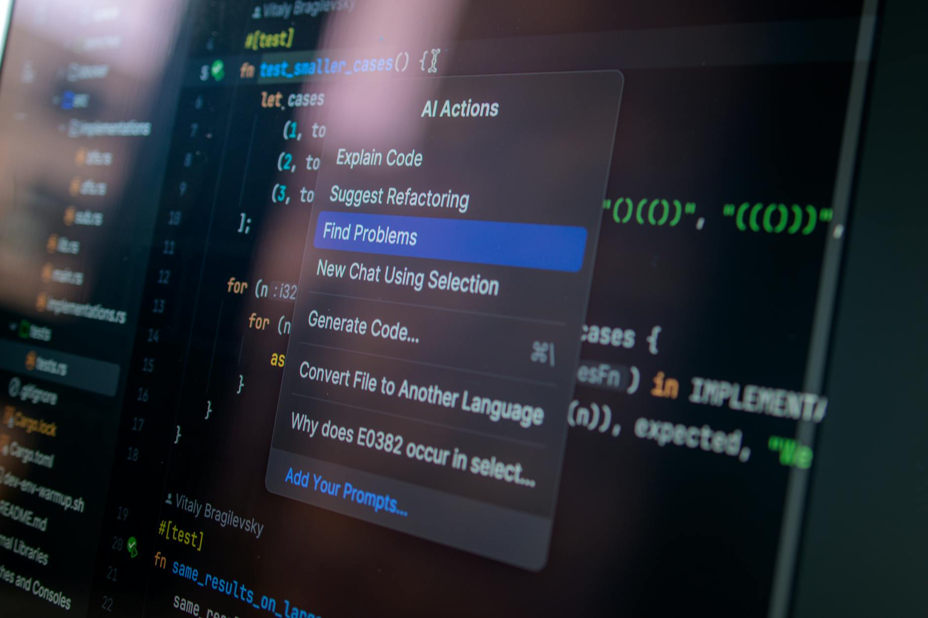 Ekran komputera z kodem i menu akcji AI dla programisty
