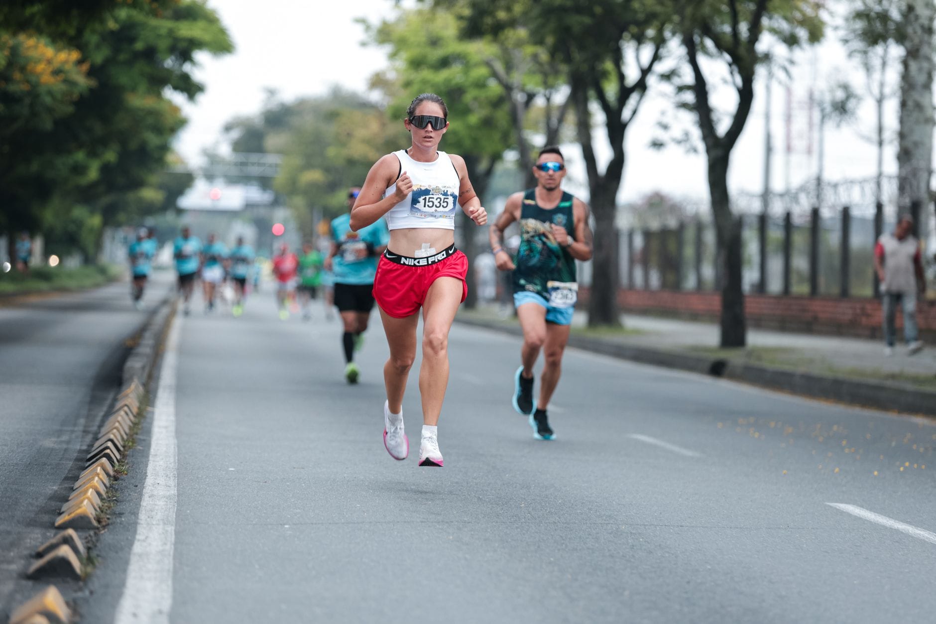 Biegacze podczas maratonu na miejskich ulicach, skupieni i rywalizujący