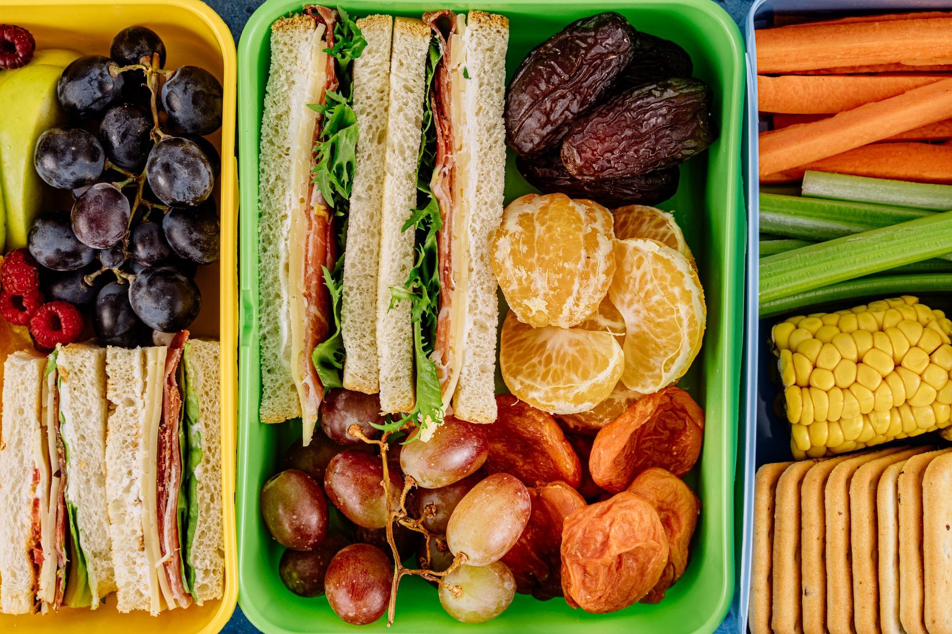 Kolorowy lunchbox z kanapkami, owocami i warzywami