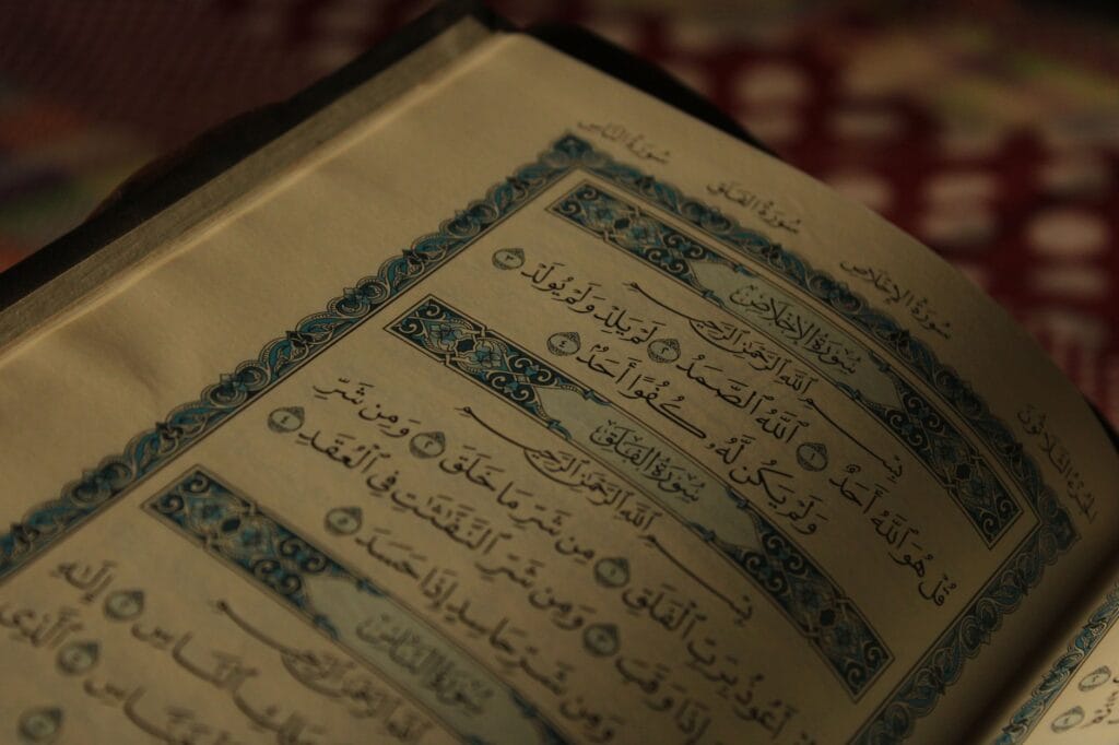 Otwarty Koran z ozdobną arabską kaligraf